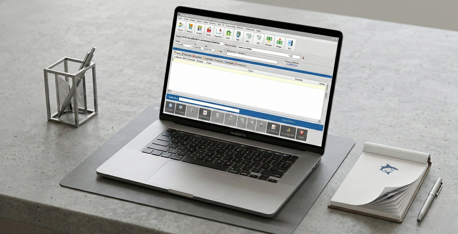 Interface do módulo de faturamento do sistema xShark em um notebook, detalhando os campos de emissão de notas fiscais eletrônicas.